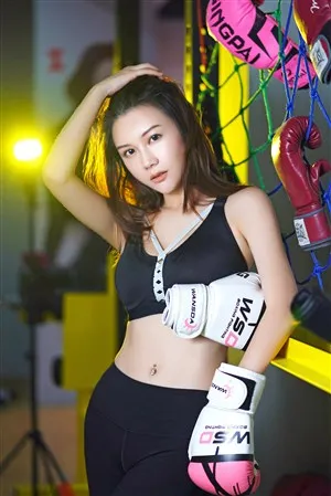 青梅竹马的爆乳JC女友竟被政府分配成了隔壁猥琐肥宅大叔的飞机杯妻子
